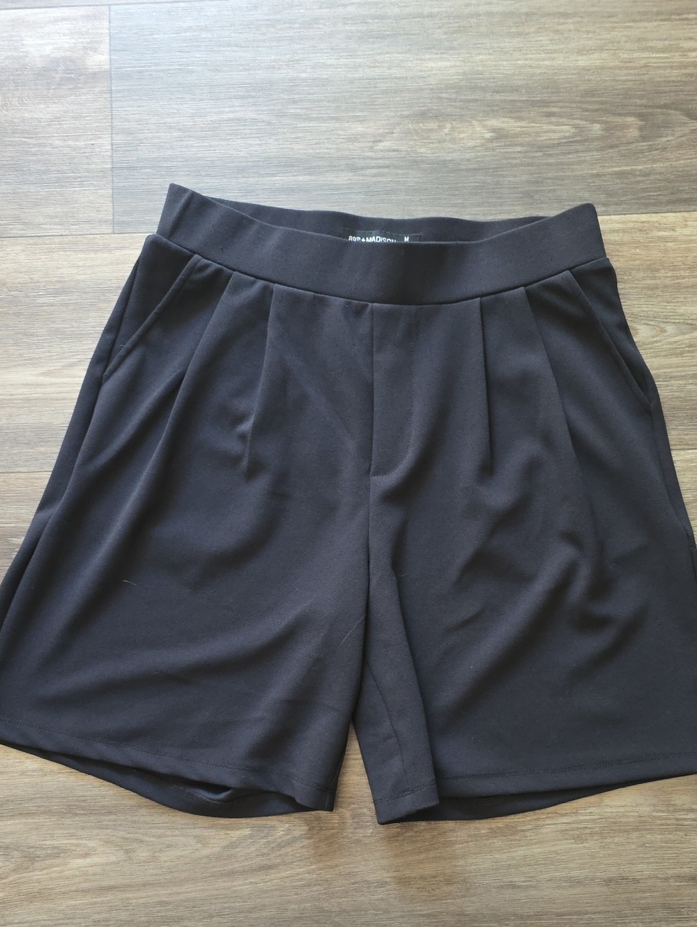 89th & Madison Black Pleated Pull-On Bermuda Shorts